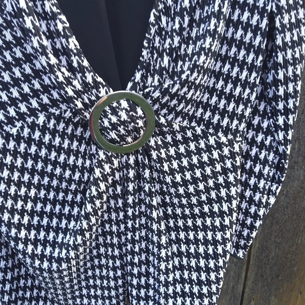 APOSTROPHE MEDIUM PLEATED ACCENT TOP - Picture 2 of 4